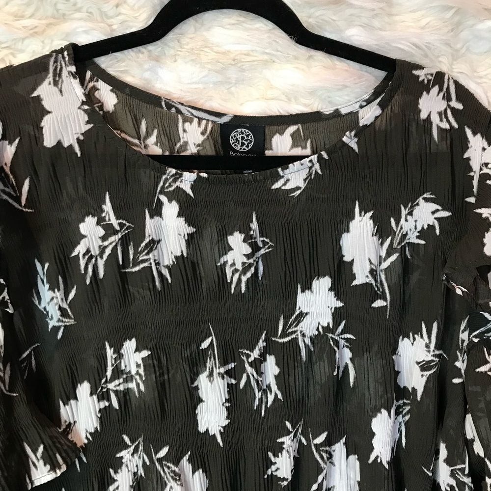 ❤️SALE❤️Bobeau Blouse Sheer cold shoulder Black & White, ruffle sleeves, size L - Picture 3 of 12